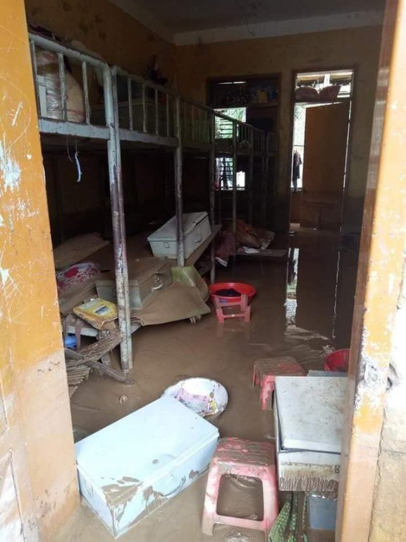 Rớt nước mắt với bát mì tôm ăn vội của giáo viên miền núi sau lễ khai giảng