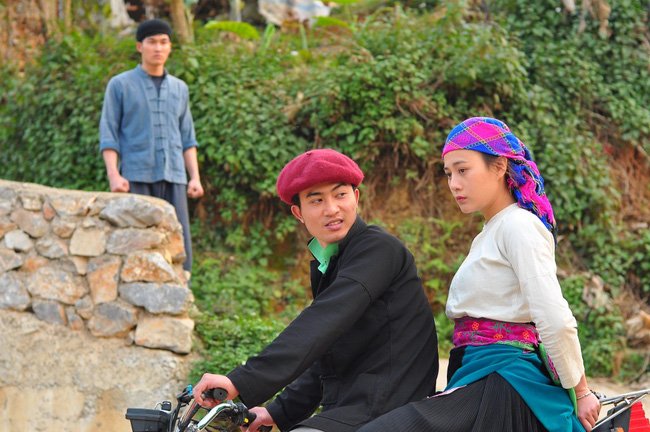 chung-tinh-nhu-canh-bi-phu-o-lang-yen-duoi-vuc-sau-lien-chay-qua-quynh-bup-be-de-tiep-tuc-yeu-nguoi-dep