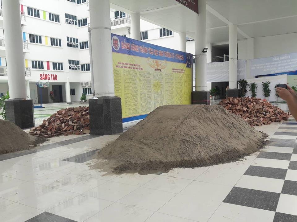 vu-truong-pascal-bi-do-gach-cat-trong-san-truoc-ngay-khai-giang-phu-huynh-bo-lam-den-truong-vi-lo-lang