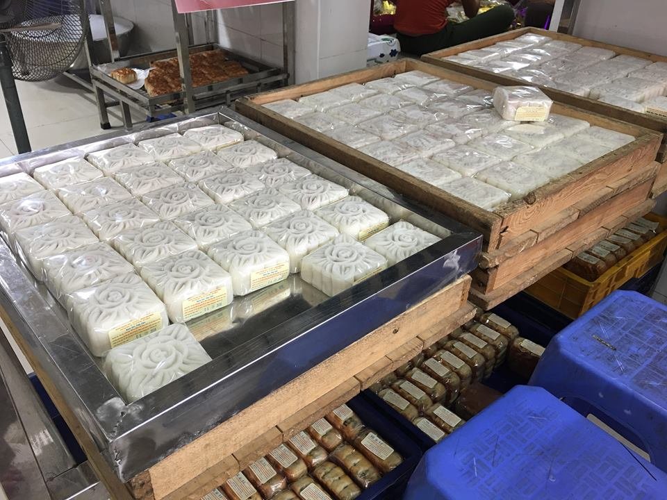 banh-trung-thu-truyen-thong-xep-hang-de-mua-la-chuyen-thuong