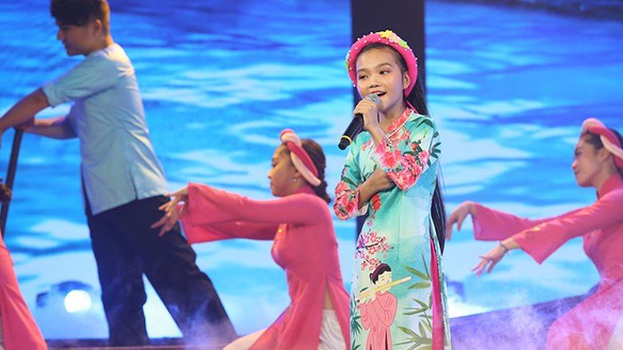 dieu-it-biet-ve-co-be-xu-nghe-hat-tieng-anh-khien-6-hlv-the-voice-kids-tan-chay