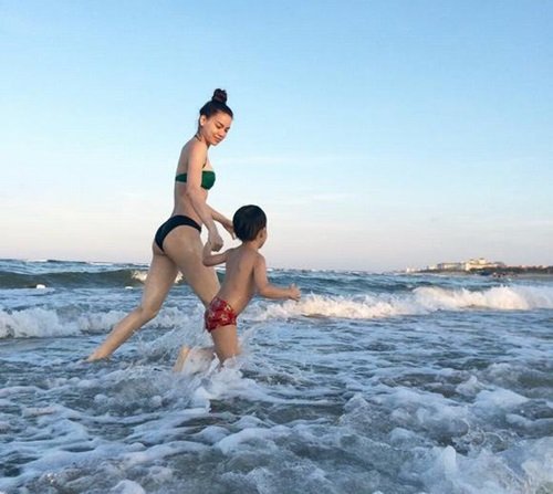 mac-bikini-tao-dang-goi-cam-ho-ngoc-ha-van-la-so-1