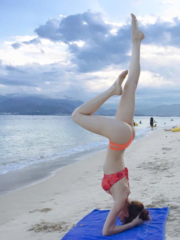 mac-bikini-tao-dang-goi-cam-ho-ngoc-ha-van-la-so-1