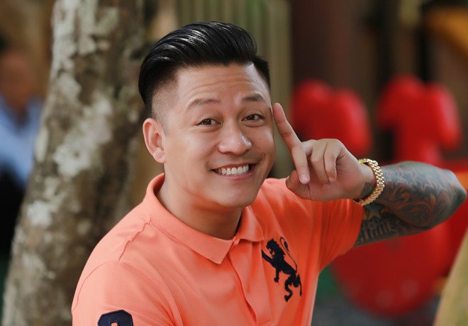tuan-hung-bi-che-kem-sang-khi-dang-anh-chup-cung-que-van-va-nam-em-nhung-lai-nhac-den-truong-giang