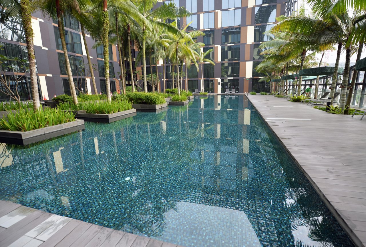 can-canh-khach-san-co-the-ngam-may-bay-cat-ha-canh-tai-singapore