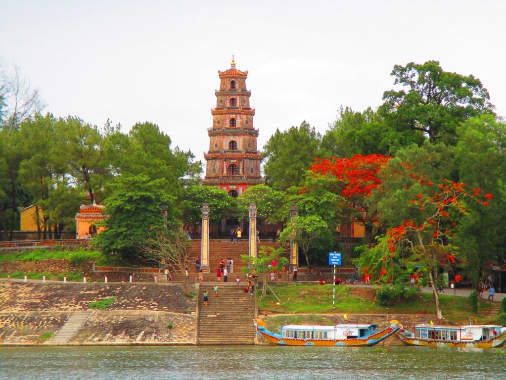 den-co-do-khong-tham-chua-nay-xem-nhu-chua-den-hue
