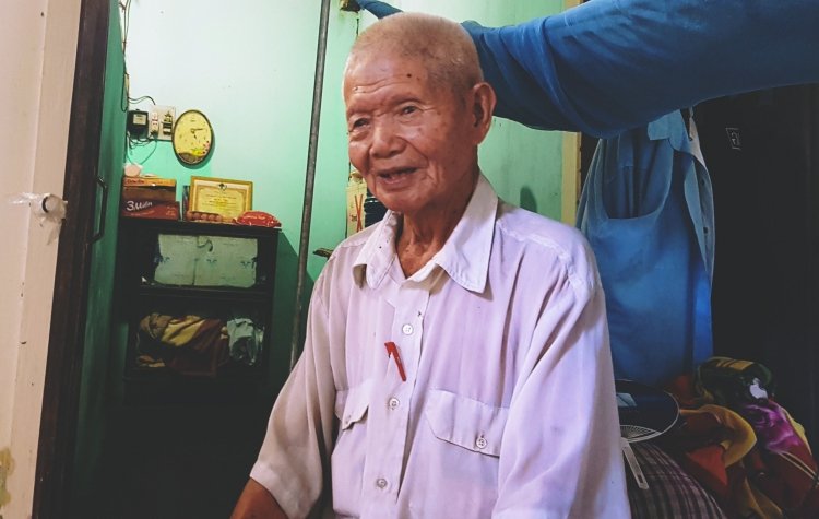 Cụ Roanh năm nay gần bước sang tuổi 90 nhưng vẫn phải nuôi người con trai 54 tuổi bị tàn tật.
