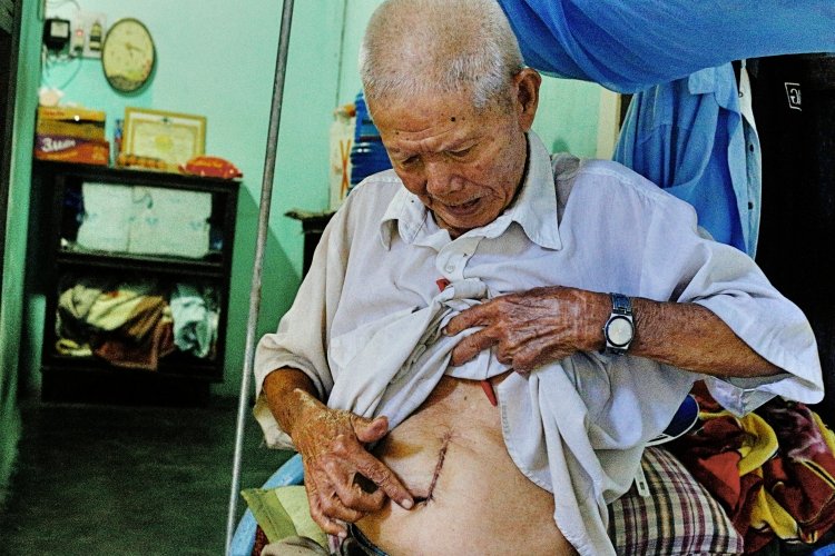 Cụ Roang mang trong mình nhiều căn bệnh của tuổi già nên cũng chỉ biết sống nhờ vào tiền trợ cấp xã hội và sự giúp đỡ của bà con lối xóm.