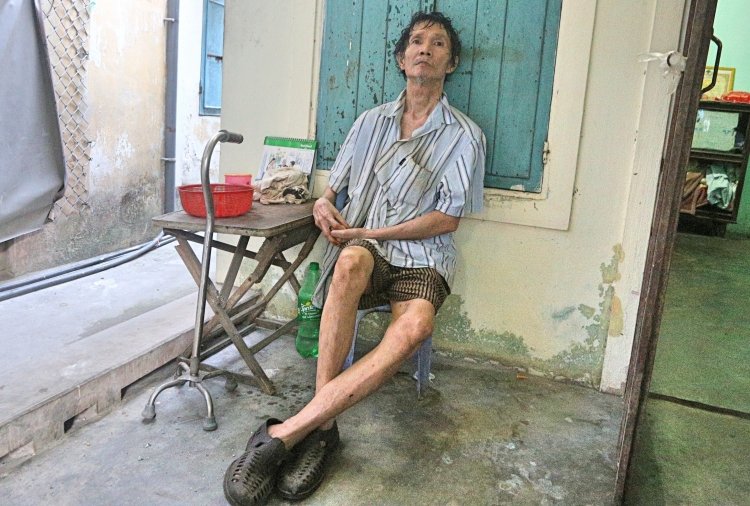 Chú Giang, con trai của cụ Roanh bị bại liệt do tai nạn giao thông nên chỉ biết ngồi một chỗ.