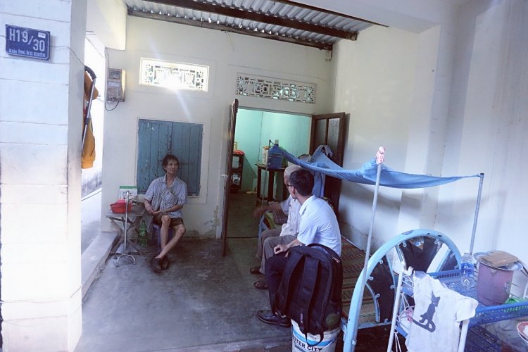 Ngôi nhà cấp 4 lụp xụp của cụ Roanh nằm sâu hun hút trong con hẻm ngoằn ngoèo ở Kiệt 424/H19/30 đường Ông Ích Khiêm.