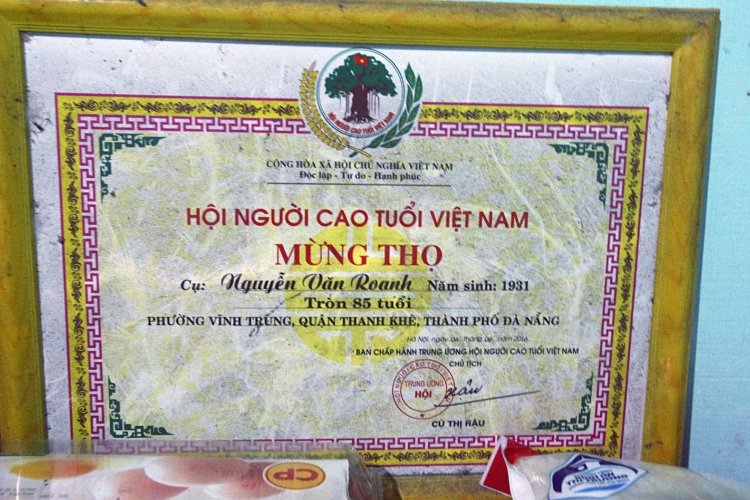 Phía sau bức ảnh cụ ông đợi mua cơm thanh lý 10.000 đồng: Cha già 90 tuổi chăm sóc con trai tàn tật