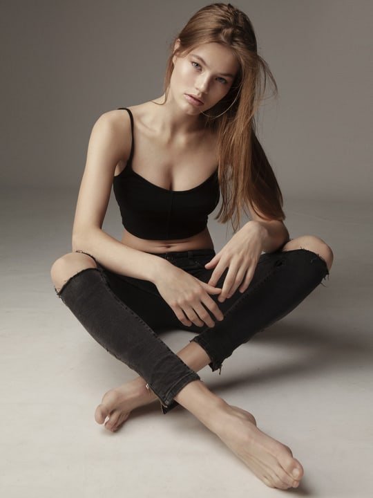 top-10-chan-dai-ca-tinh-lan-tien-buoc-tren-san-dien-victorias-secret-show