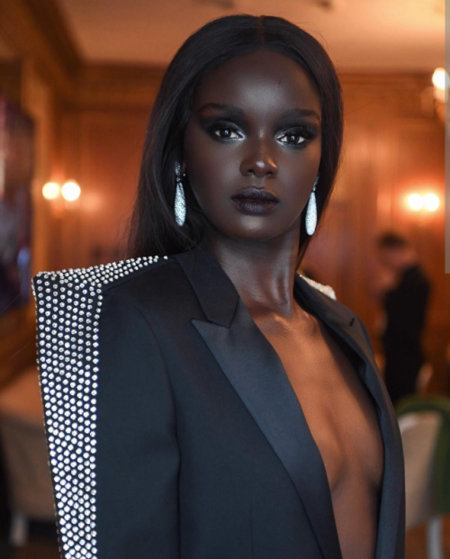 top-10-chan-dai-ca-tinh-lan-tien-buoc-tren-san-dien-victorias-secret-show