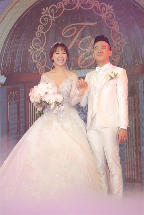 tu-nhung-on-ao-khong-dang-co-chuyen-tinh-nha-phuong-truong-giang-va-tran-thanh-hari-won-giong-nhau-den-la