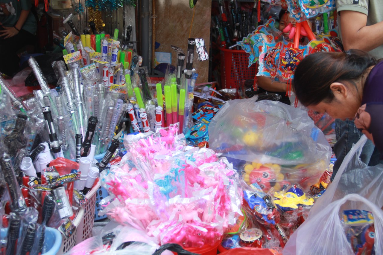 het-hon-voi-do-choi-quai-di-khong-ro-xuat-xu-bay-ban-dip-trung-thu