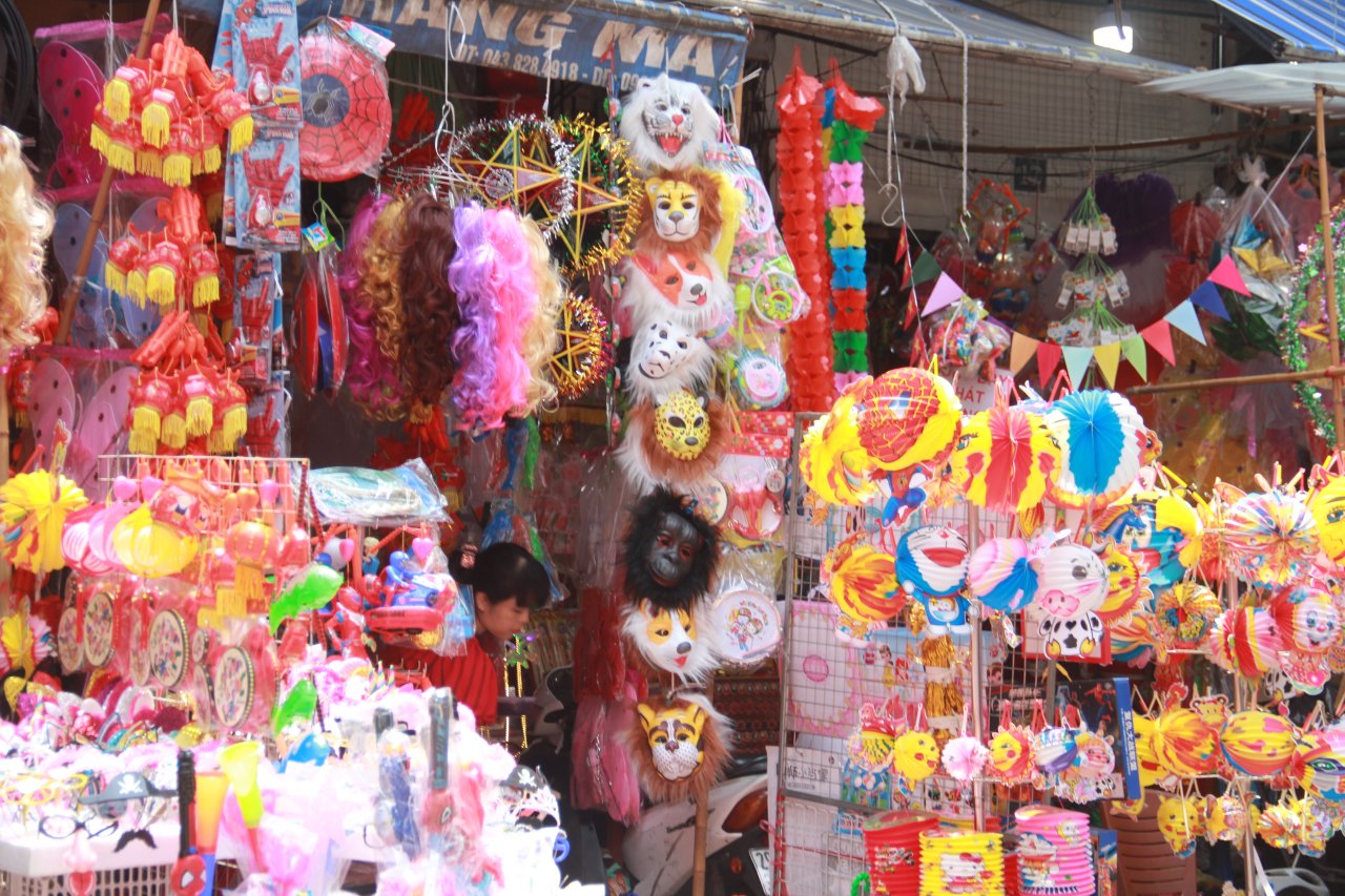 het-hon-voi-do-choi-quai-di-khong-ro-xuat-xu-bay-ban-dip-trung-thu