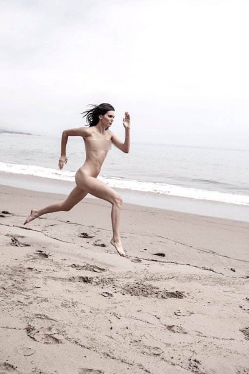 trong-tam-bao-lo-anh-nude-tren-mang-kendall-jenner-lam-gi