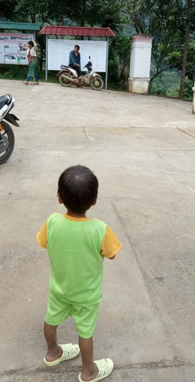 em-be-mo-coi-bo-ngu-ngoai-duong-o-ha-giang-that-long-nhin-me-theo-chong
