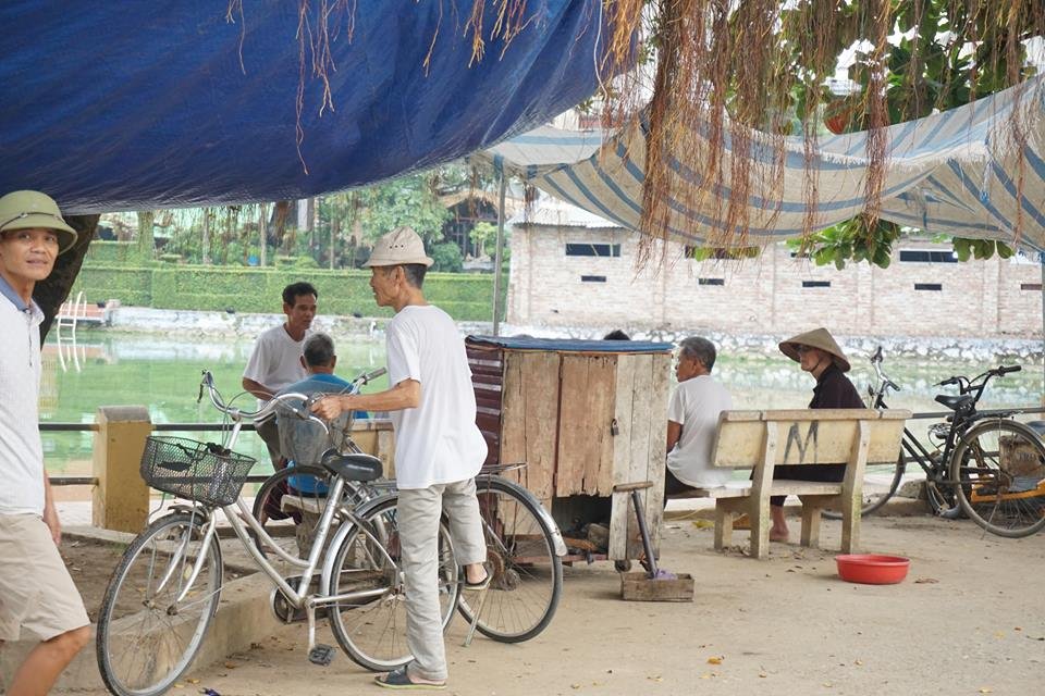 ngoi-lang-an-4-tan-thit-cho-ngay-tet-o-thu-do-phan-ung-the-nao-khi-bi-noi-khong-van-minh