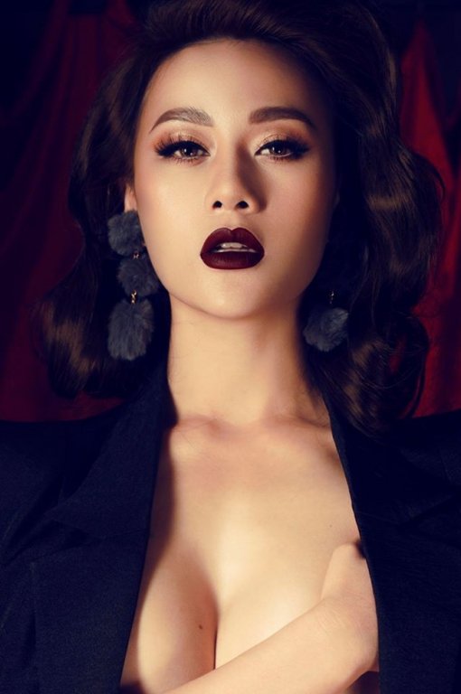 Trên phim kín đáo, không ngờ ngoài đời 