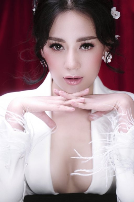 Trên phim kín đáo, không ngờ ngoài đời 
