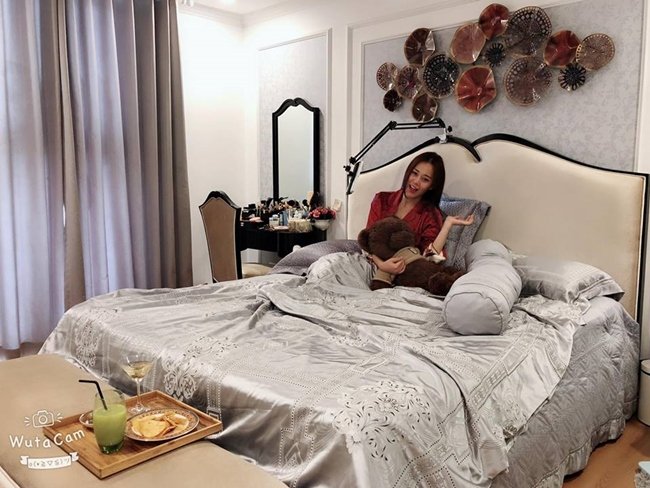 Trên phim kín đáo, không ngờ ngoài đời 
