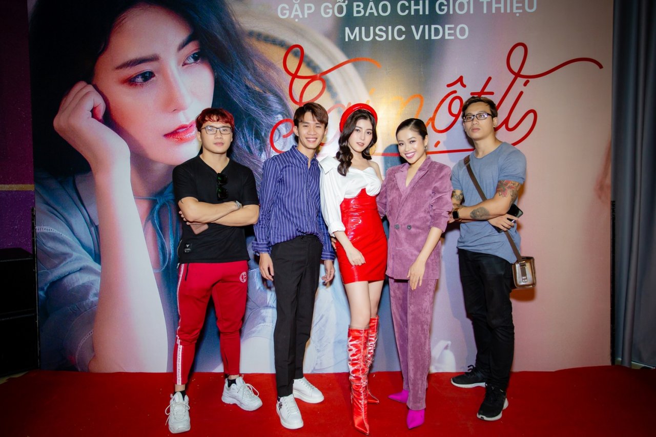 quan-quan-the-voice-tran-ngoc-anh-lam-nguoi-thu-3-trong-mv-dau-tay