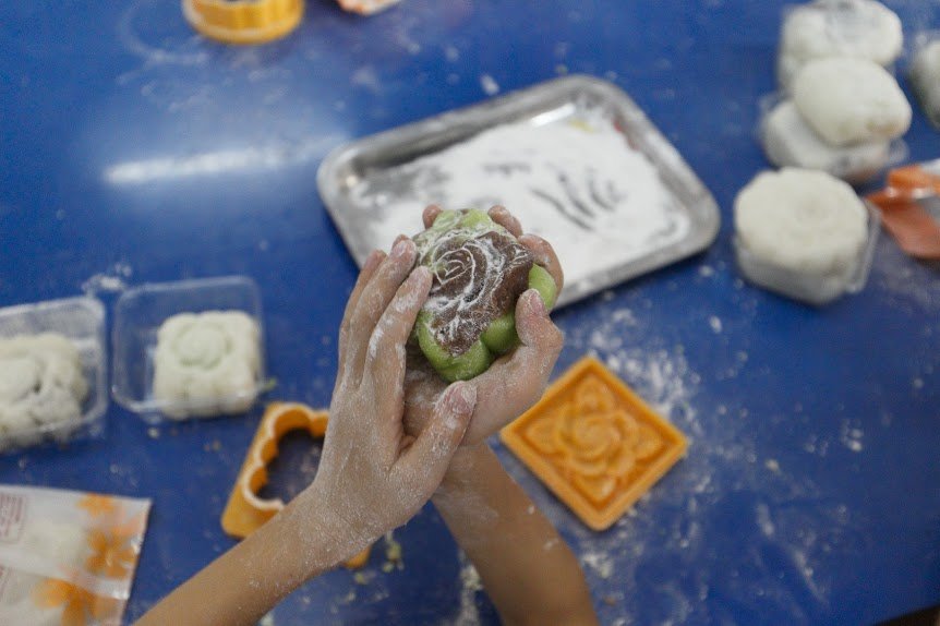 tre-khiem-thi-tu-tay-lam-banh-trung-thu
