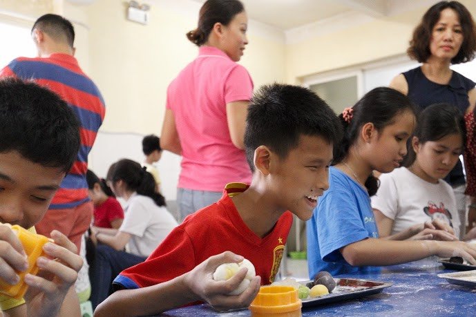 tre-khiem-thi-tu-tay-lam-banh-trung-thu