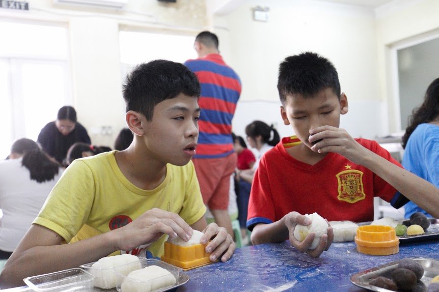 tre-khiem-thi-tu-tay-lam-banh-trung-thu