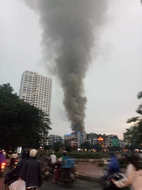 chay-lon-tai-duong-de-la-thanh-hang-chuc-ngoi-nha-chim-trong-bien-lua