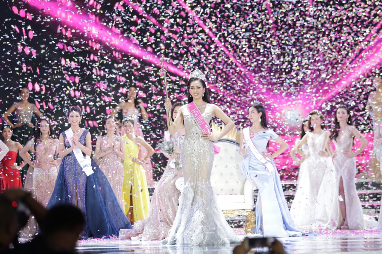 ngam-loat-anh-mat-moc-xinh-hon-luc-trang-diem-cua-tan-hoa-hau-viet-nam-2018-tran-tieu-vy