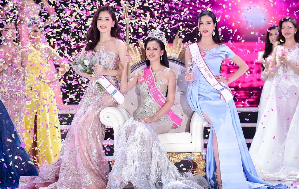 ngam-loat-anh-mat-moc-xinh-hon-luc-trang-diem-cua-tan-hoa-hau-viet-nam-2018-tran-tieu-vy