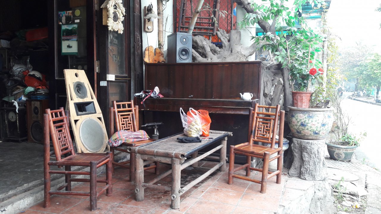 quan-cafe-nep-ben-bo-ho-tay-goi-ve-nhung-am-thanh-cua-qua-khu