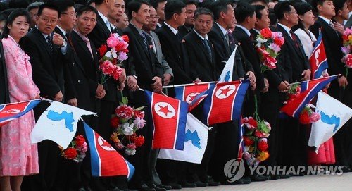 anh-ong-kim-cung-nhieu-nguoi-trieu-tien-ra-san-bay-don-tong-thong-han-quoc