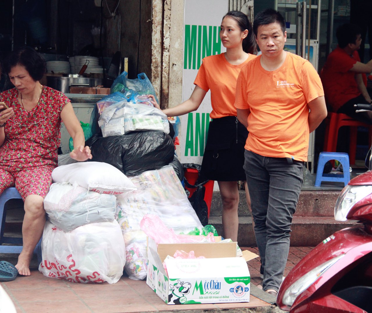 xuat-hien-nhom-thien-nguyen-ho-tro-nhung-nguoi-kho-khan-sau-vu-chay-tai-de-la-thanh