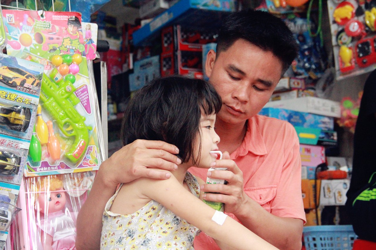 xuat-hien-nhom-thien-nguyen-ho-tro-nhung-nguoi-kho-khan-sau-vu-chay-tai-de-la-thanh