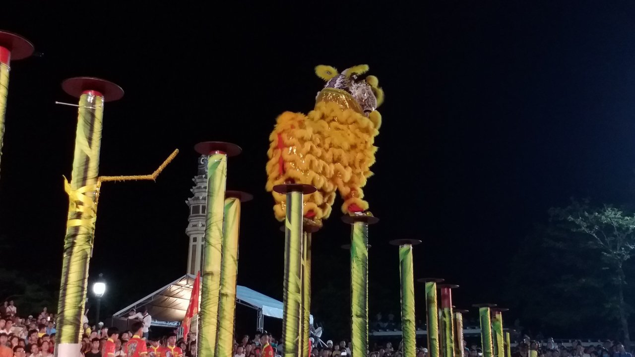 man-nhan-voi-nhung-chu-lan-bay-luon-tren-khong