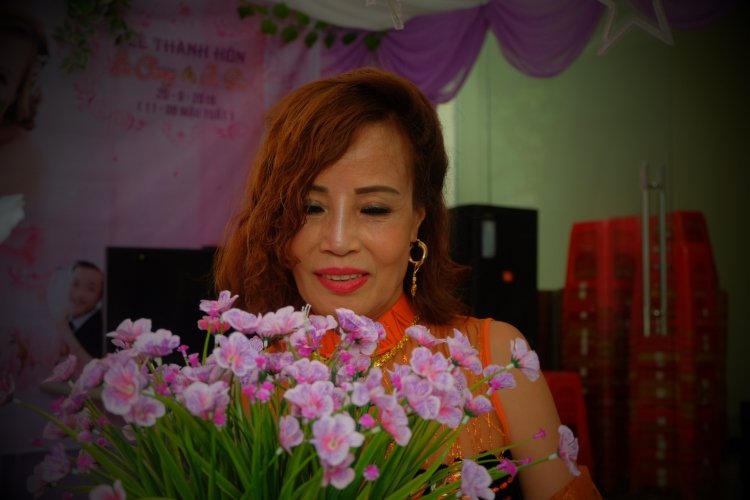 dam-cuoi-hoang-trang-cua-co-dau-61-tuoi-o-cao-bang-cuoi-chu-re-26-tuoi