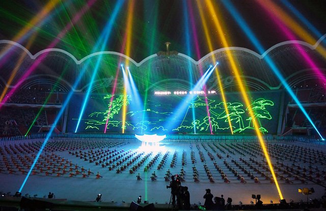 man-bieu-dien-hoanh-trang-chao-tong-thong-han-quoc-cua-trieu-tien