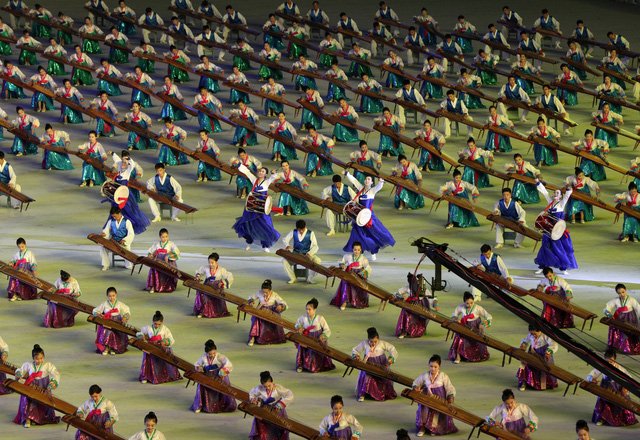 man-bieu-dien-hoanh-trang-chao-tong-thong-han-quoc-cua-trieu-tien