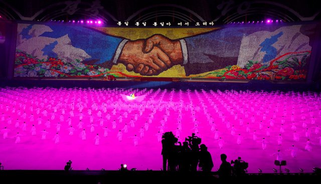man-bieu-dien-hoanh-trang-chao-tong-thong-han-quoc-cua-trieu-tien