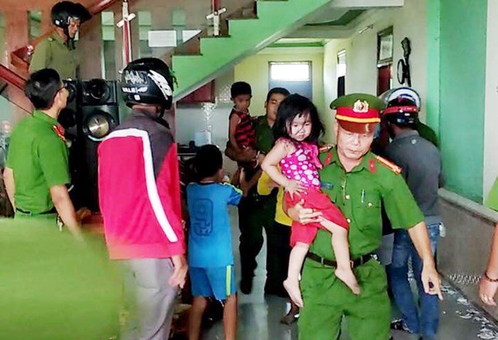 Giải cứu thành công 3 cháu nhỏ bị bố khống chế đốt nhà tự thiêu