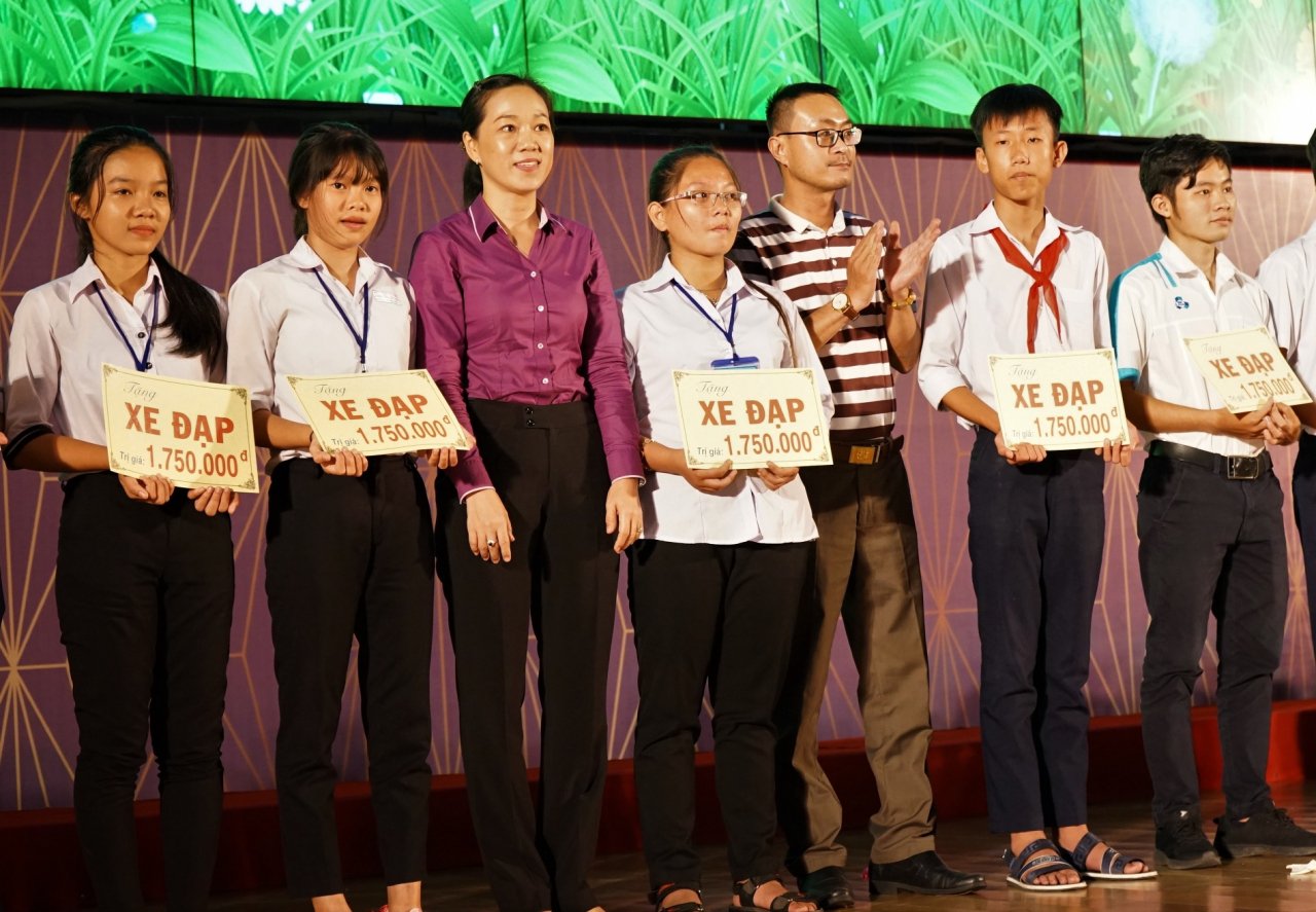 tan-hiep-phat-trao-tang-hang-ngan-phan-qua-cho-tre-em-co-hoan-canh-kho-khan-nhan-dip-tet-trung-thu