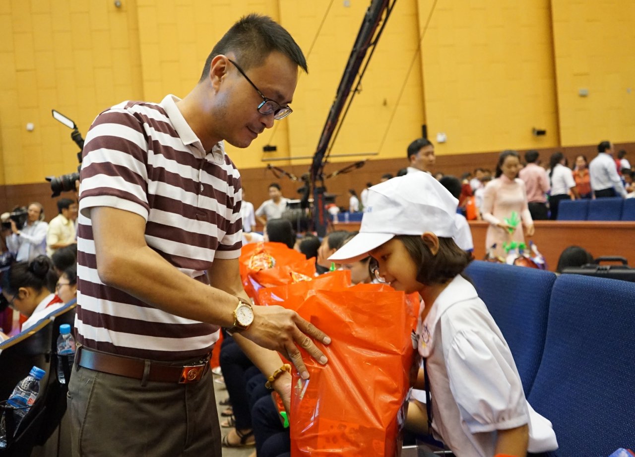 tan-hiep-phat-trao-tang-hang-ngan-phan-qua-cho-tre-em-co-hoan-canh-kho-khan-nhan-dip-tet-trung-thu