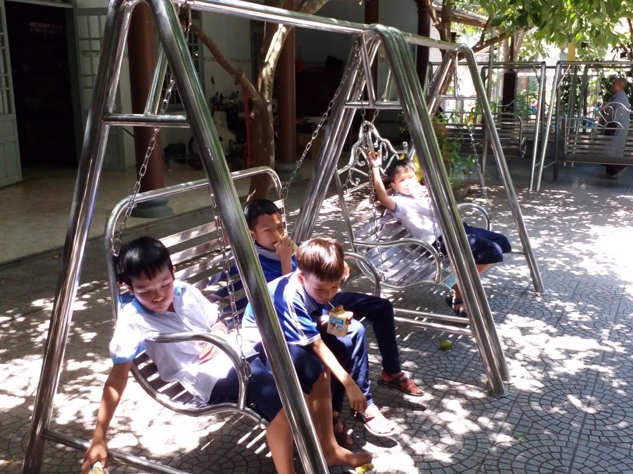 ve-noi-cuu-mang-hang-tram-dua-tre-bat-hanh