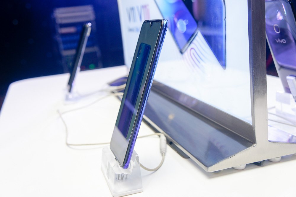 vivo-ra-mat-doi-smartphone-gia-re-co-cam-bien-van-tay-duoi-man-hinh-o-viet-nam