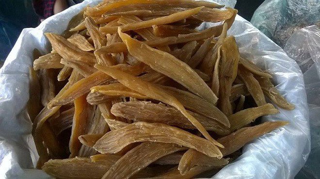 Món ăn có cái tên dễ gây hiểu lầm: khoai deo - nhai muốn gãy răng và là niềm tự hào của người dân Quảng Bình