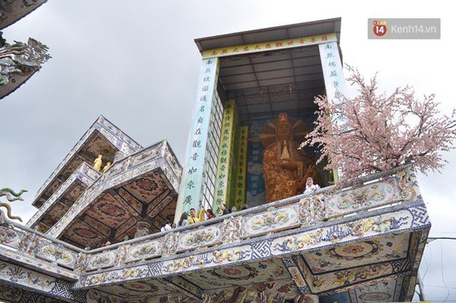Chuyện về những người đi nhặt ve chai để xây nên ngôi chùa khảm miếng lớn nhất Đà Lạt