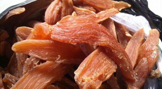 Món ăn có cái tên dễ gây hiểu lầm: khoai deo - nhai muốn gãy răng và là niềm tự hào của người dân Quảng Bình